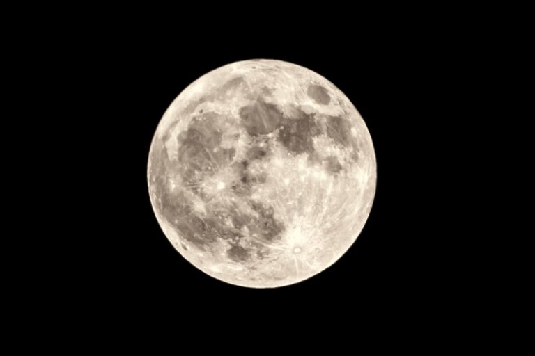 A Rare Super Blue Moon Shines Tonight~the Last One until 2037