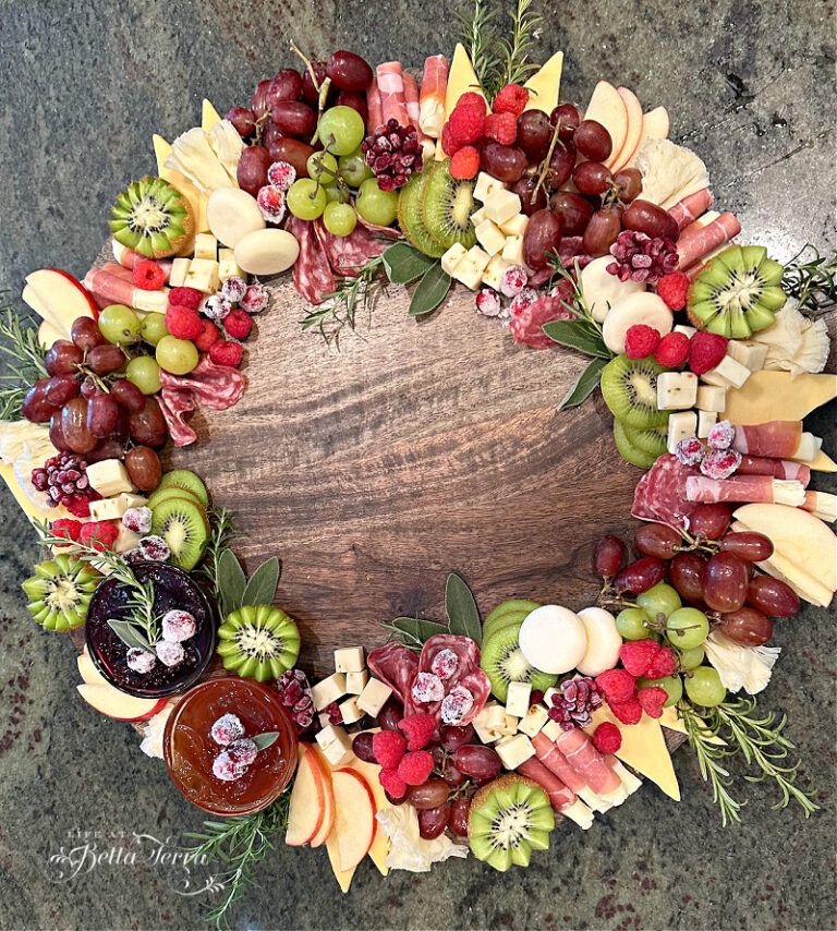 How to Make a Christmas Wreath Charcuterie Board